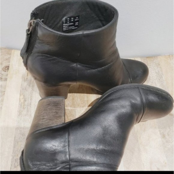 Clark's Leather Ankle Boots with zipper back and Rubber Bottom- Size 8M - Picture 11 of 16